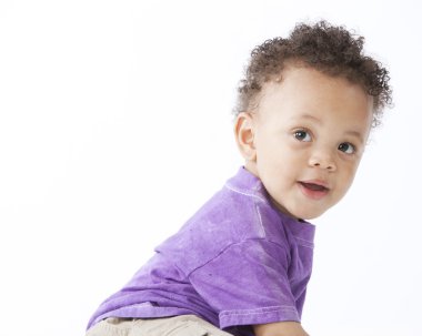 Afro-Amerikan gülümseyen toddler parlak mor bir gömlek giymiş küçük çocuk