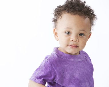 Afro-Amerikan gülümseyen toddler parlak mor bir gömlek giymiş küçük çocuk