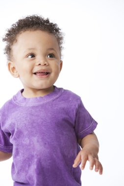 Afro-Amerikan gülümseyen toddler parlak mor bir gömlek giymiş küçük çocuk
