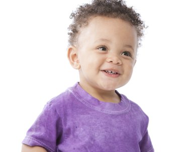 Afro-Amerikan gülümseyen toddler parlak mor bir gömlek giymiş küçük çocuk