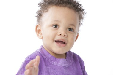 Afro-Amerikan gülümseyen toddler parlak mor bir gömlek giymiş küçük çocuk