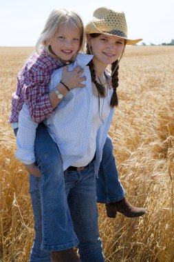 Genç midwestern cowgirls sırtıma oynamak