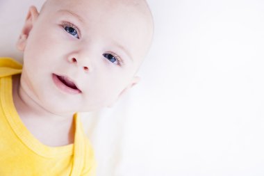 5 aylık beyaz küçük kel oğlan bebek portre