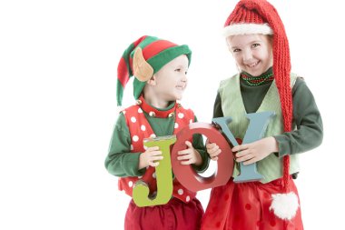 sevinç büyü için iki genç christmas elfler reklam ve tutun ahşap mektup