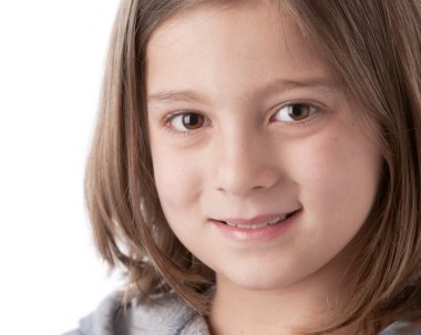 biraz gerçek kız gülümseyerek bir 8 yaşında beyaz bir closeup headshot