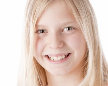 Beyaz bir küçük gerçek kız gülümseyerek, closeup headshot