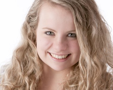 16 yaşında bir beyaz gülümseyen gerçek genç kız closeup headshot