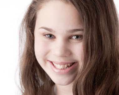 12 yaşında beyaz bir küçük gerçek kız gülümseyerek, closeup headshot