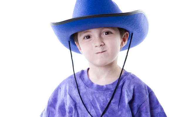 Caucasiano menino vestindo um chapéu azul cowboy — Fotografia de Stock