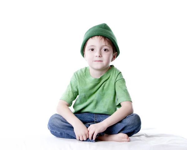 Sorrindo caucasiano menino vestindo uma camisa verde — Fotografia de Stock