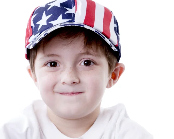 Kaukasischer kleiner Junge mit patriotischer amerikanischer Baseballkappe — Stockfoto