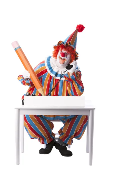 Clowns. Erwachsener Buchhalter-Clown sitzt am Schreibtisch — Stockfoto