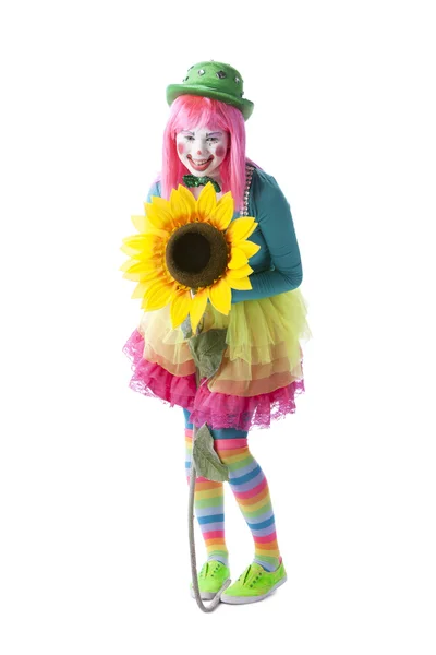 Clowner. unga tonåriga kvinnlig clown agerar som en mime innehar en stor blomma — Stockfoto