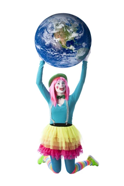 Payasos. Joven adolescente payaso femenino sosteniendo el mundo por encima de su cabeza —  Fotos de Stock