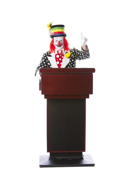 Pagliacci. clown adulto in piedi su un podio tenendo un discorso — Foto Stock