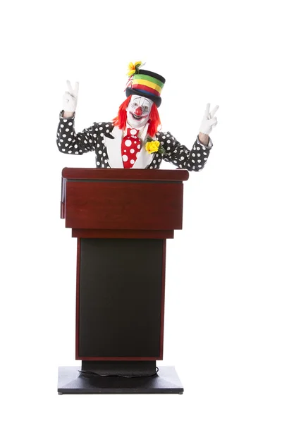 Клоуни. Дорослий клоун стоїть на подіумі, виголошуючи промову — стокове фото