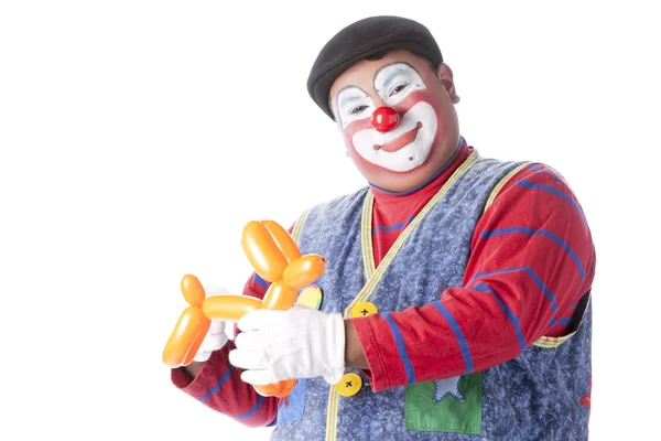 Клоуни. Дорослий клоун робить тварин на повітряній кулі розважальним трюком — стокове фото