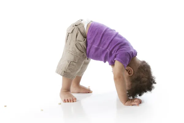 Zwarte Afrikaanse Amerikaanse peuter jongen tumbling — Stockfoto