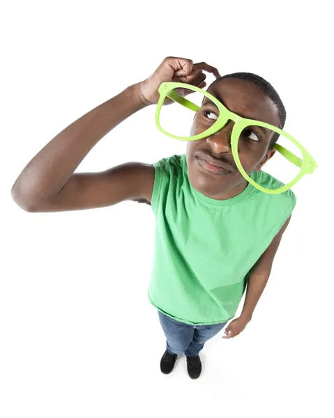 Humoristisk fisheye vy från ovan av en dum förvirrad tonårspojke med glasögon — Stockfoto