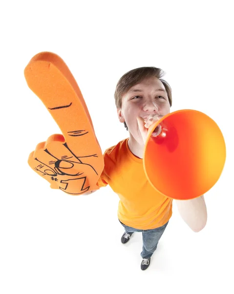 Sportfans. männlicher Sportfan, der mit Schaumfinger und Megafon für die orangefarbene Mannschaft schwärmt — Stockfoto