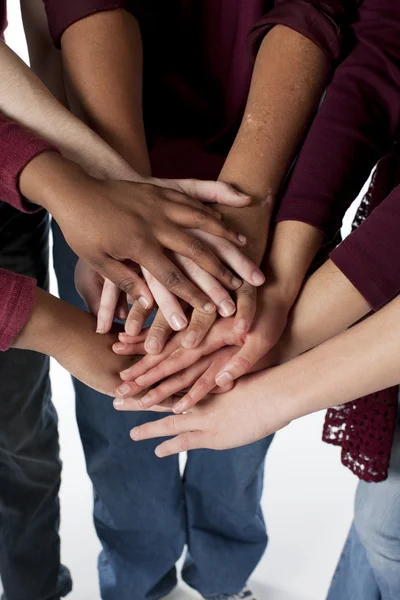 Gli appassionati di sport. Gruppo di adolescenti diversi che mettono insieme le mani — Foto Stock