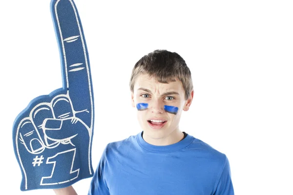 Aficionados al deporte. Caucasion macho deportes ventilador raíces para el equipo azul con el dedo de espuma y pintura facial . —  Fotos de Stock