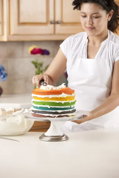 Bolo Arco-íris. Um chef coloca geada na sobremesa colorida — Fotografia de Stock