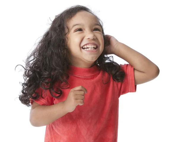 Sorridente bambina di razza mista con i capelli lunghi e una camicia rossa brillante — Foto Stock