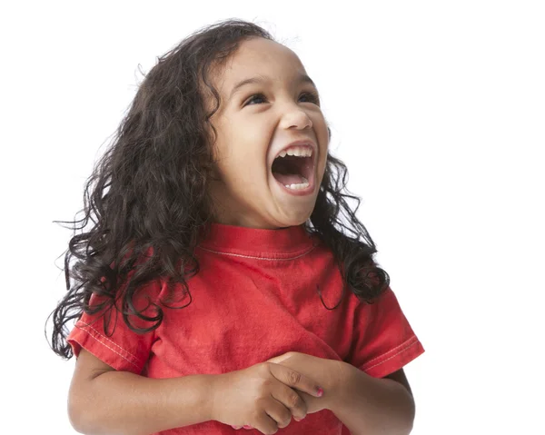 Senyum ras campuran gadis kecil dengan rambut panjang dan kemeja merah cerah — Stok Foto