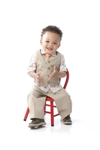 Zwarte kleine jongen gekleed in een knop ingedrukt shirt, vest en stropdas — Stockfoto