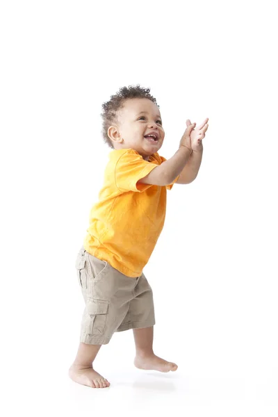 Zwarte jongetje dragen van een helder oranje shirt — Stockfoto