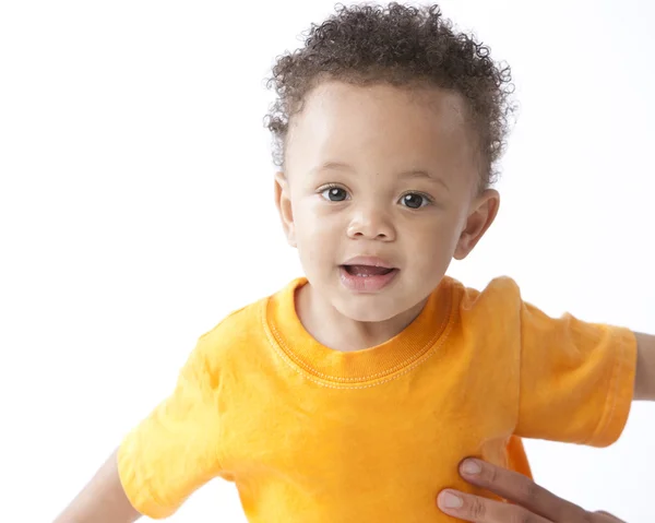 Niño afroamericano usando una camisa naranja brillante —  Fotos de Stock