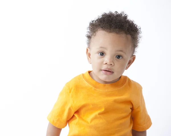 Menino afro-americano vestindo uma camisa laranja brilhante — Fotografia de Stock