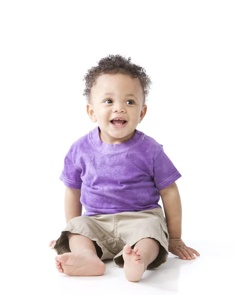 Amerikansk liten pojke klädd i en ljus lila tröja — Stockfoto