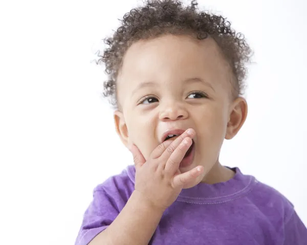 Amerikansk liten pojke med sin hand över mout — Stockfoto