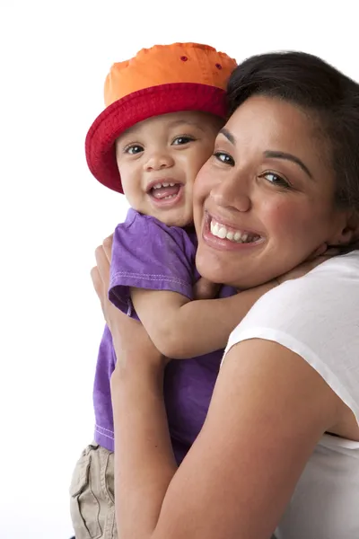 Afro-Amerikaanse moeder haar peuter knuffelen kleine jongen — Stockfoto