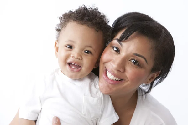 Noir afro-américain mère tenant son tout-petit petit garçon — Photo