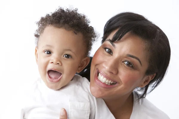 Negro africano americano madre holding su pequeño niño pequeño — Foto de Stock