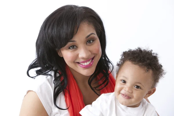 Noir afro-américain mère tenant son tout-petit petit garçon — Photo