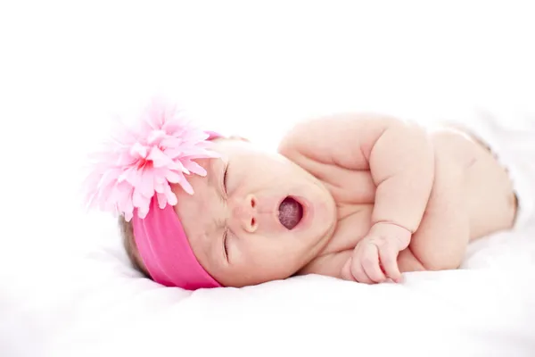 Bocejo caucasiano recém-nascido menina . — Fotografia de Stock