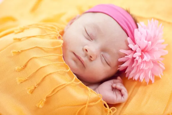 Uyuyan kız beyaz yeni doğan bebek — Stok fotoğraf