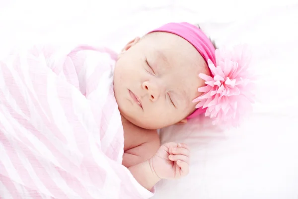 Fredliga kaukasiska nyfödd baby flicka sover — Stockfoto
