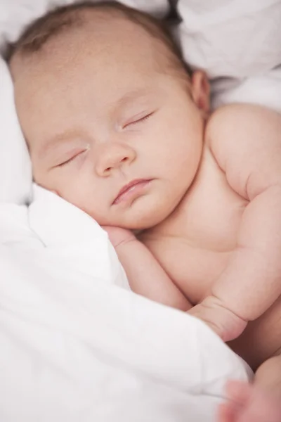 白人の女の子は寝ている生まれたばかりの赤ちゃん — ストック写真