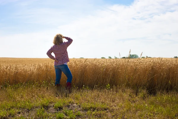 Een vrouwelijke boer van hardwerkende kijkt uit — Stockfoto