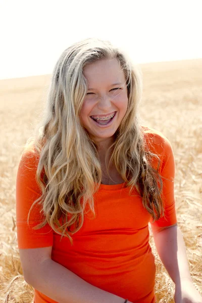 Una chica de granja del medio oeste se ríe —  Fotos de Stock