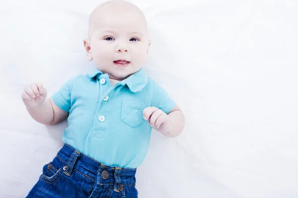Closeup de um bebê de 5 meses caucasiano pequeno menino careca — Fotografia de Stock