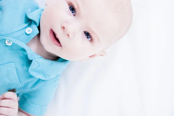 Close-up van een 5 maand oude Kaukasische kleine kale jongen baby — Stockfoto