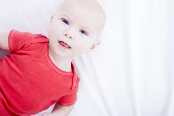 Close-up van een 5 maand oude Kaukasische kleine kale jongen baby — Stockfoto