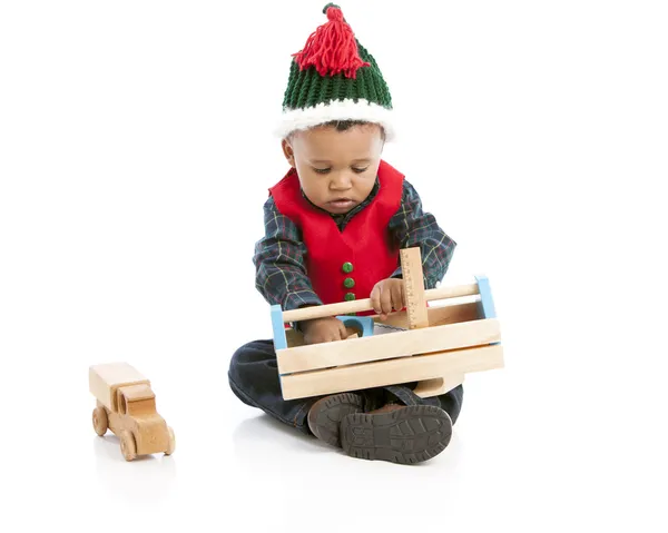 Чорний малюк хлопчик грає з коробкою інструментів — стокове фото
