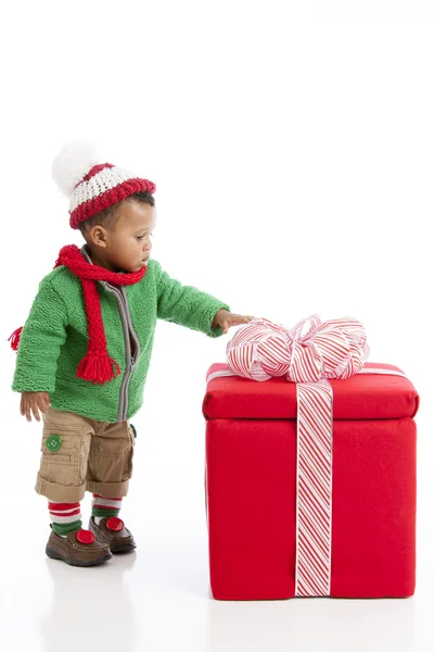 Niño afroamericano abre un regalo de Navidad . —  Fotos de Stock